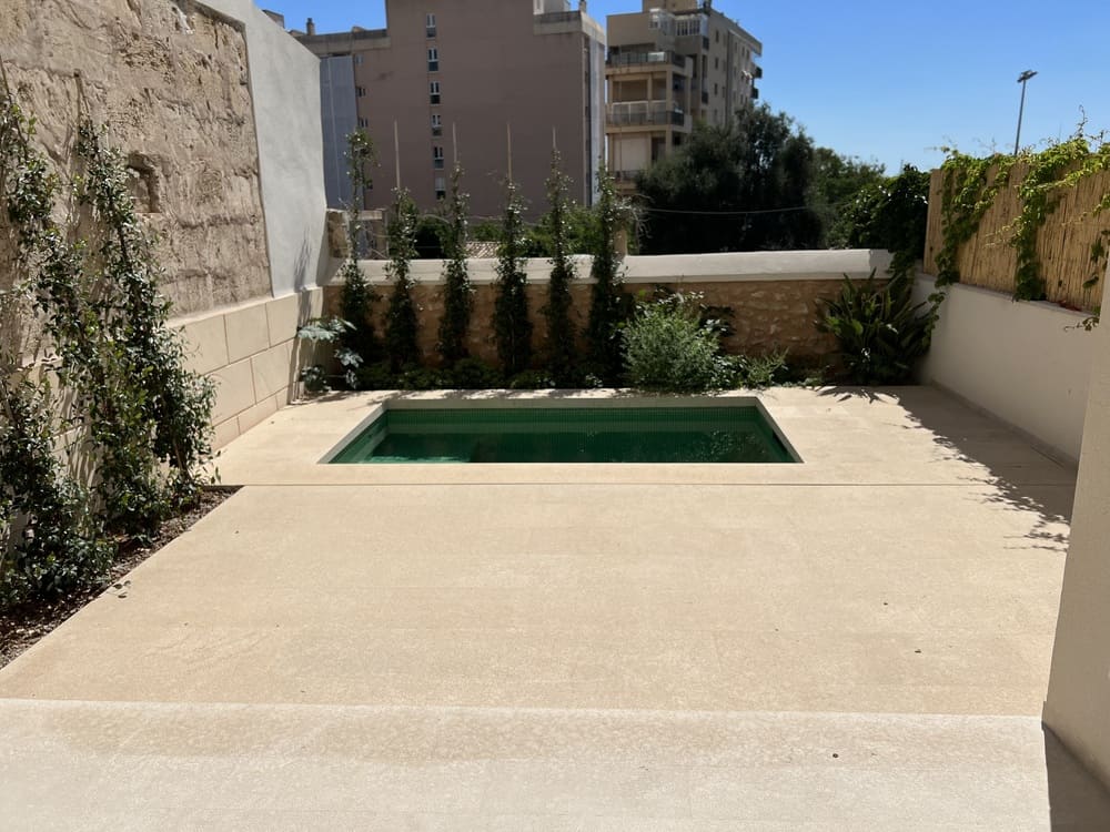 pequeña piscina en patio de cemento